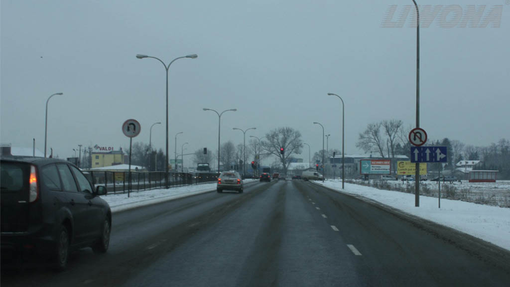 Sytuacja drogowa do pytania: Czy w widocznej sytuacji masz prawo zawrócić na najbliższym skrzyżowaniu?