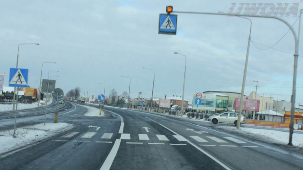 Sytuacja drogowa do pytania: Czy w takim miejscu na drodze dopuszcza się wyprzedzanie pojazdu silnikowego?