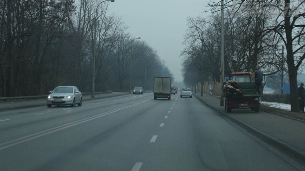 Sytuacja drogowa do pytania: Czy w widocznej sytuacji znajdujesz się na drodze jednojezdniowej dwukierunkowej o czterech pasach ruchu?