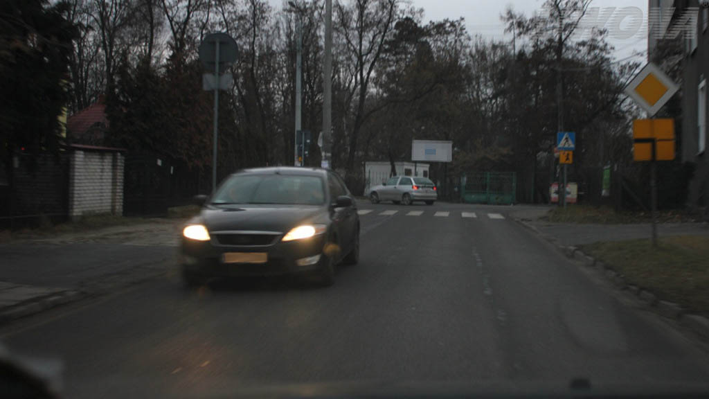 Sytuacja drogowa do pytania: Czy w dzień zabronione jest ostrzeganie światłami drogowymi, jeżeli może spowodować to oślepienie innych kierujących?