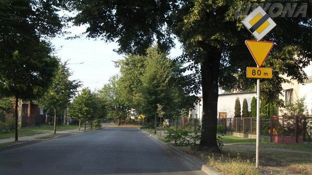 Sytuacja drogowa do pytania: Czy w tej sytuacji, po przejechaniu 80 m, należy ustąpić pierwszeństwa pojazdom poruszającym się drogą poprzeczną?