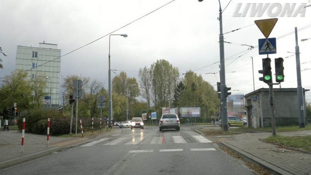 Sytuacja drogowa do pytania: Czy w widocznej sytuacji masz obowiązek zachować szczególną ostrożność?