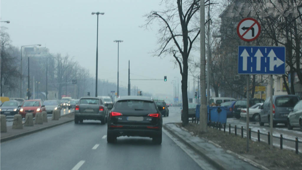 Sytuacja drogowa do pytania: Który z wymienionych czynników, może być przyczyną ściągania samochodu w lewą stronę?
