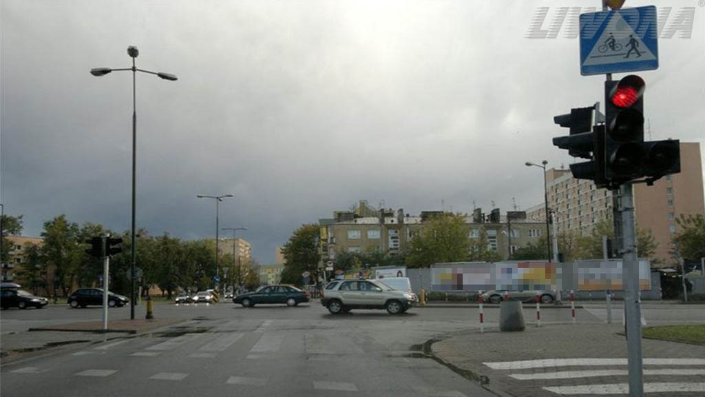 Sytuacja drogowa do pytania: Czy w widocznej sytuacji masz obowiązek oczekiwać na wjazd na skrzyżowanie?