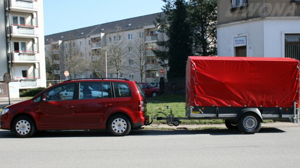 Sytuacja drogowa do pytania: Ile wynosi maksymalnie dopuszczalna długość zespołu pojazdów składającego się z samochodu ciężarowego o dopuszczalnej masie całkowitej do 3,5 tony i przyczepy kempingowej?