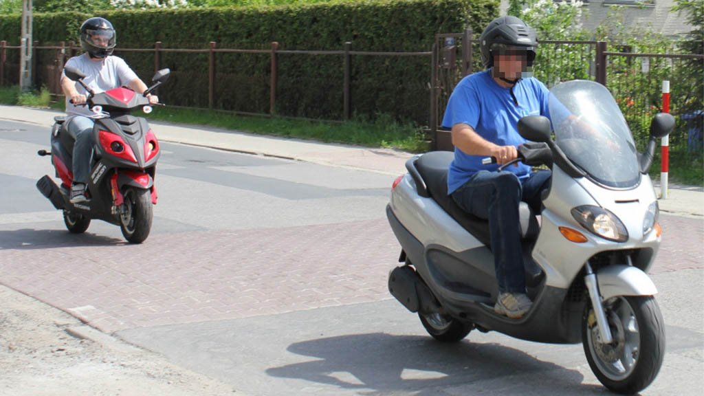 Sytuacja drogowa do pytania: Czy posiadając prawo jazdy kat. B od co najmniej 3 lat, masz prawo kierować motocyklem o pojemności skokowej silnika nie większej niż 125 cm3?