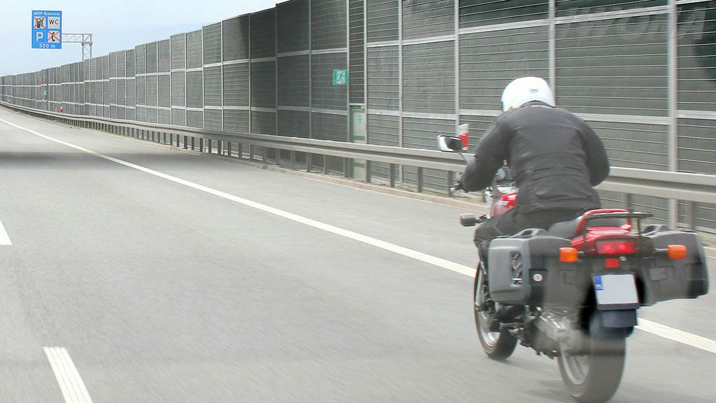 Sytuacja drogowa do pytania: Jaki odstęp należy zachować wyprzedzając motocyklistę?