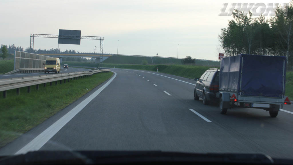 Sytuacja drogowa do pytania: W jaki sposób powinieneś przewozić ładunek w przyczepie ciągniętej przez samochód osobowy?
