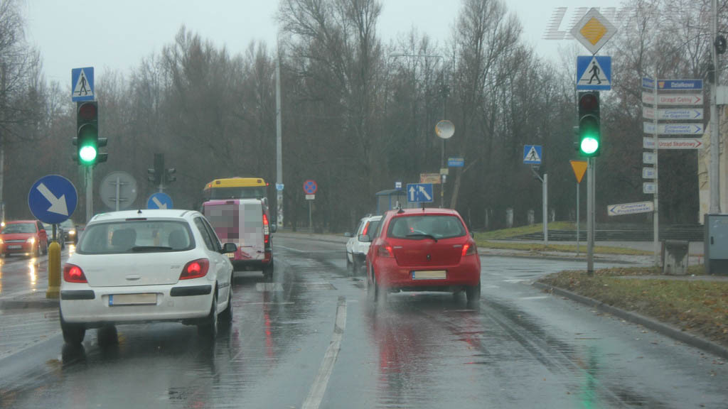 Sytuacja drogowa do pytania: Jak powinieneś zachować się wjeżdżając na odcinek drogi pokryty kałużami?
