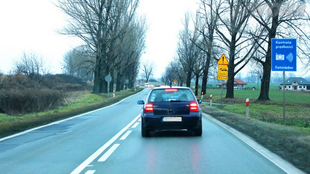 Sytuacja drogowa do pytania: Który z wymienionych czynników ma decydujący wpływ na określanie odległości od pojazdu jadącego przed nami?