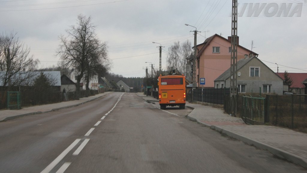 Sytuacja drogowa do pytania: Czy zbliżając się do miejsca postoju autobusu szkolnego poza obszarem zabudowanym masz obowiązek umożliwić kierującemu tym autobusem wjazd na jezdnię, o ile sygnalizuje on zamiar wykonania takiego manewru?