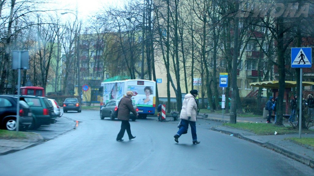 Sytuacja drogowa do pytania: Jakiej metody hamowania użyjesz, w przypadku awarii ABS-u na śliskiej nawierzchni?