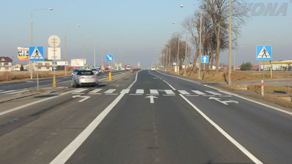 Sytuacja drogowa do pytania: W jaki sposób prędkość pojazdu wpływa na pole widzenia kierowcy?
