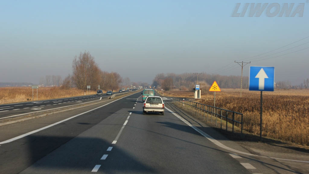 Sytuacja drogowa do pytania: Czy zabrania się cofania na drodze jednokierunkowej?
