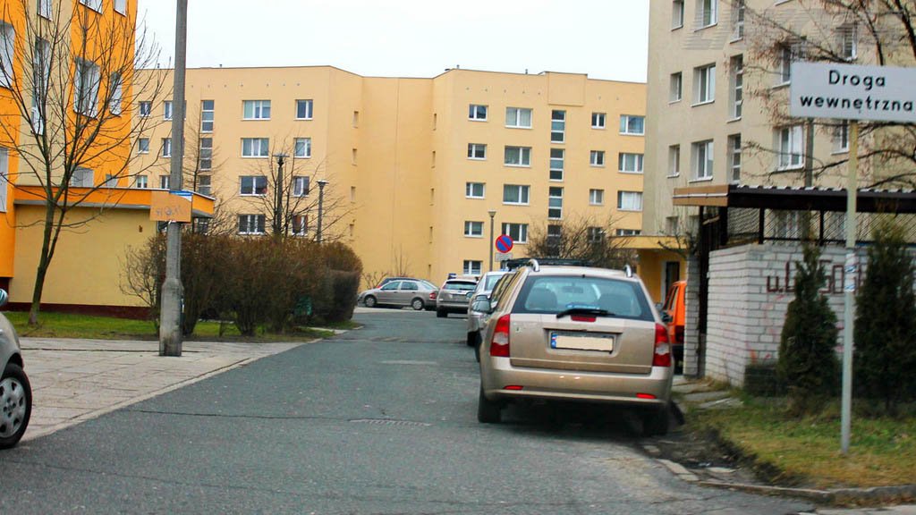 Sytuacja drogowa do pytania: Czy na drodze wewnętrznej, oznaczonej odpowiednim znakiem drogowym, masz obowiązek stosować się do umieszczonych tutaj znaków drogowych?