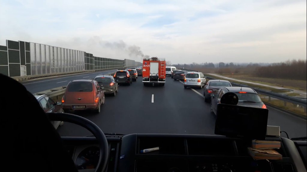 Sytuacja drogowa do pytania: Czy z drogi przejazdu pojazdu uprzywilejowanego utworzonej w sposób przedstawiony na zdjęciu może skorzystać  kierujący pojazdem pomocy drogowej biorący udział w akcji ratowniczej ?