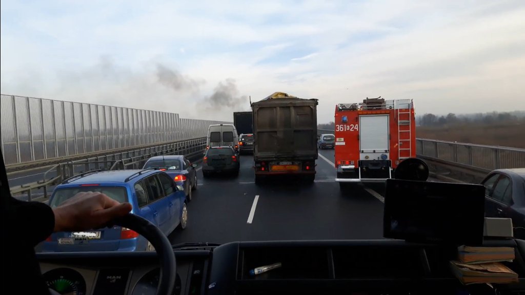 Sytuacja drogowa do pytania: Czy kierujący zespołem pojazdów, który zatrzymał się na środku tej jezdni, zachował się prawidłowo wobec kierującego pojazdem uprzywilejowanym straży pożarnej ?