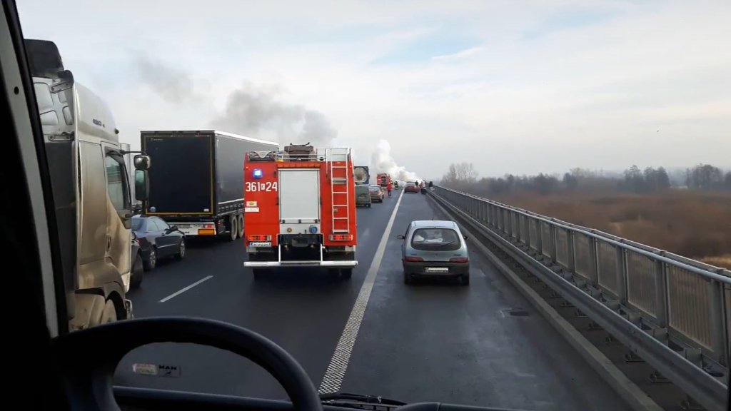Sytuacja drogowa do pytania:  Czy wszyscy kierujący w sposób właściwy zapewniają swobodny przejazd pojazdu uprzywilejowanego ?