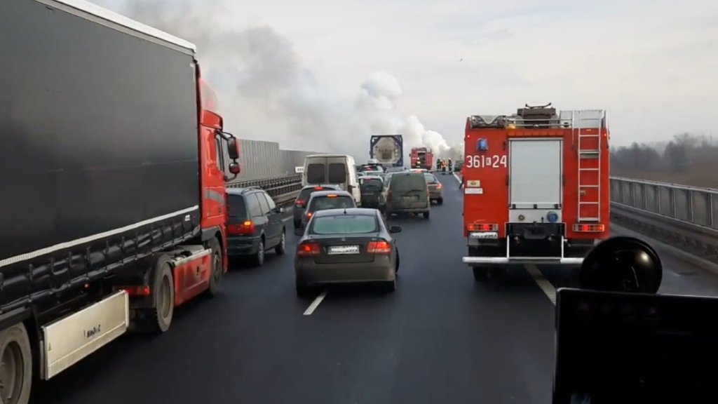 Sytuacja drogowa do pytania: Czy kierujący pojazdami w sposób właściwy umożliwili swobodny przejazd pojazdu uprzywilejowanego?