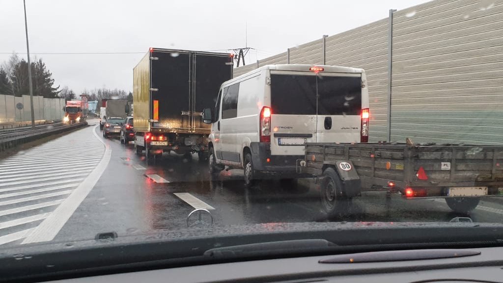 Sytuacja drogowa do pytania: Czy w tej sytuacji kierujący pojazdem poruszającym się prawym pasem ruchu jest obowiązany umożliwić tobie   zmianę pasa ruchu ?