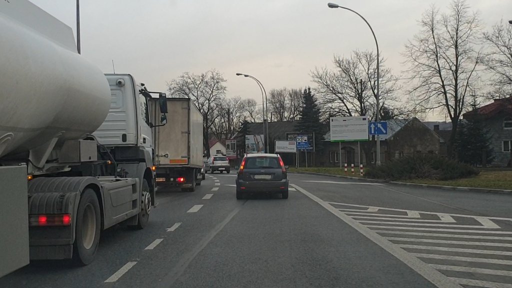 Sytuacja drogowa do pytania: Czy kierujący jadący lewym pasem ruchu ciągnikiem siodłowym z cysterną ma obowiązek już w tym miejscu umożliwić pojazdowi jadącemu przed Tobą zmianę pasa ruchu na sąsiedni?