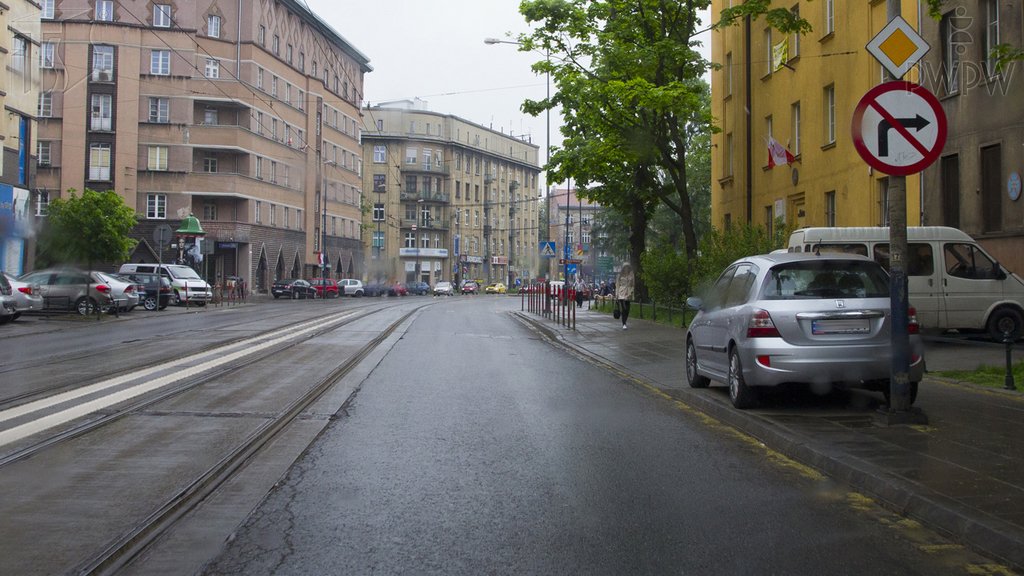 Sytuacja drogowa do pytania: Czy zajmujesz właściwy pas ruchu, jeśli na najbliższym skrzyżowaniu zamierzasz skręcić w lewo?