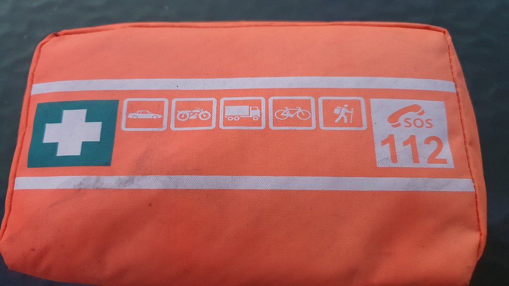 Sytuacja drogowa do pytania: Czy będąc uczestnikiem wypadku drogowego masz obowiązek udzielić poszkodowanemu pierwszej pomocy?