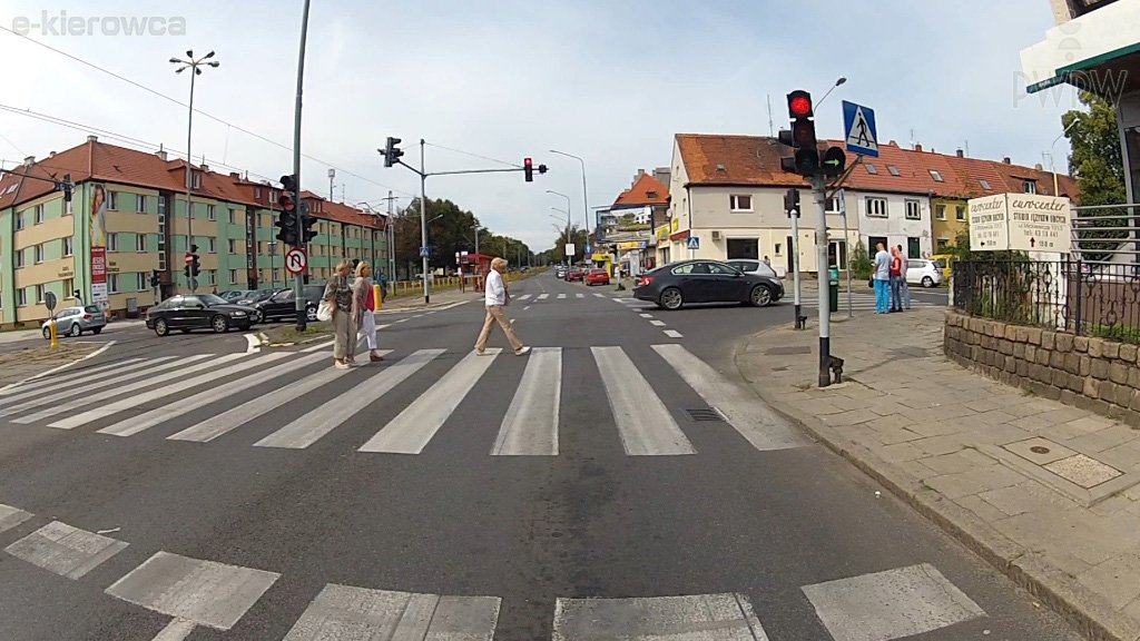 Sytuacja drogowa do pytania: Zamierzasz skręcić w prawo. Czy masz pierwszeństwo przed pieszymi?