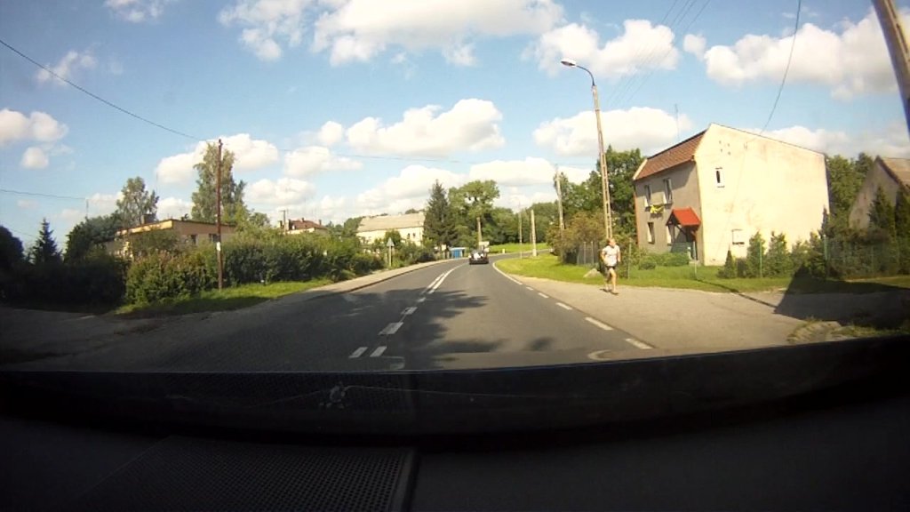 Sytuacja drogowa do pytania: Czy w przedstawionej sytuacji skręcając w prawo masz obowiązek ustąpić pierwszeństwa pieszemu?