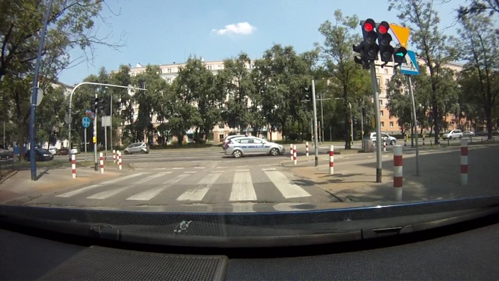 Sytuacja drogowa do pytania: Masz zamiar skręcić w prawo. Czy w przedstawionej sytuacji zatrzymasz się przed sygnalizatorem?
