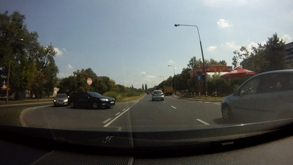 Sytuacja drogowa do pytania: Czy w przedstawionej sytuacji dozwolony jest skręt w lewo?