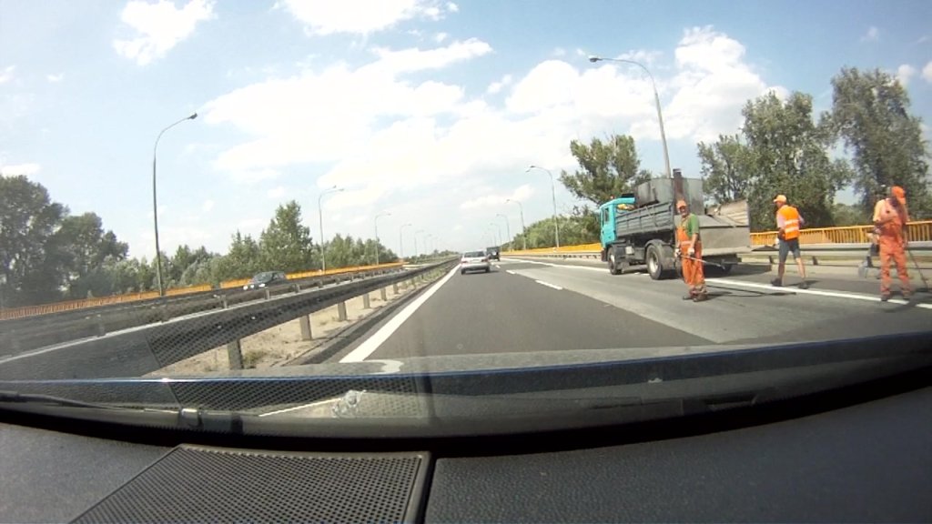 Sytuacja drogowa do pytania: Czy osoba wykonująca na zlecenie lub za zgodą zarządcy drogi roboty na drodze może dawać uczestnikowi drogi polecenia lub sygnały?
