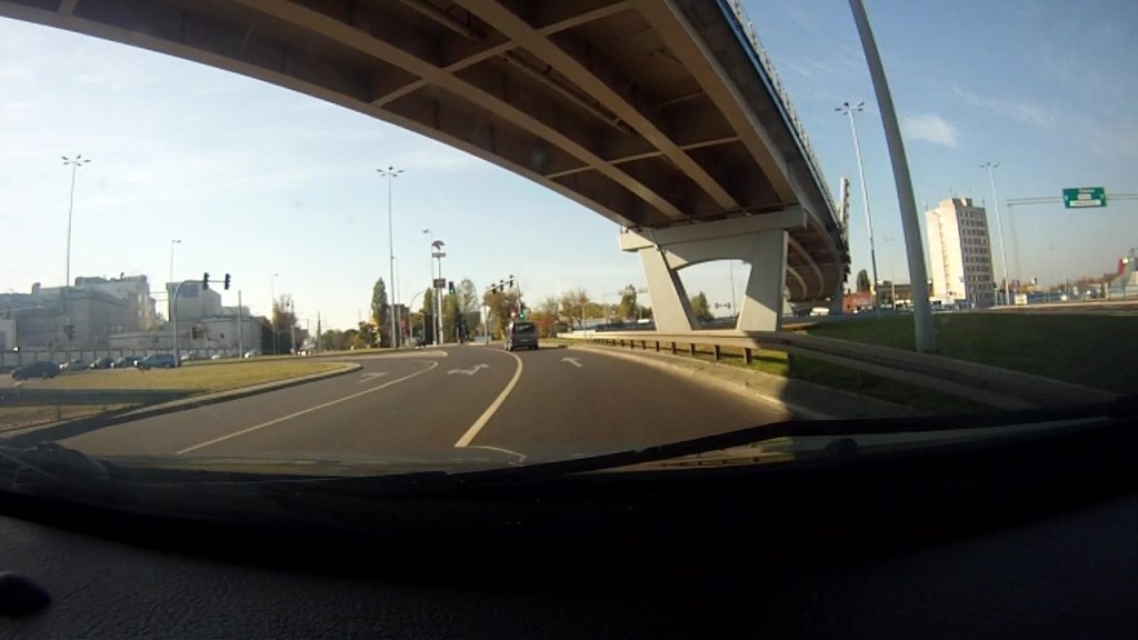 Sytuacja drogowa do pytania: Czy w przedstawionej sytuacji dozwolone jest zatrzymanie pojazdu na jezdni?