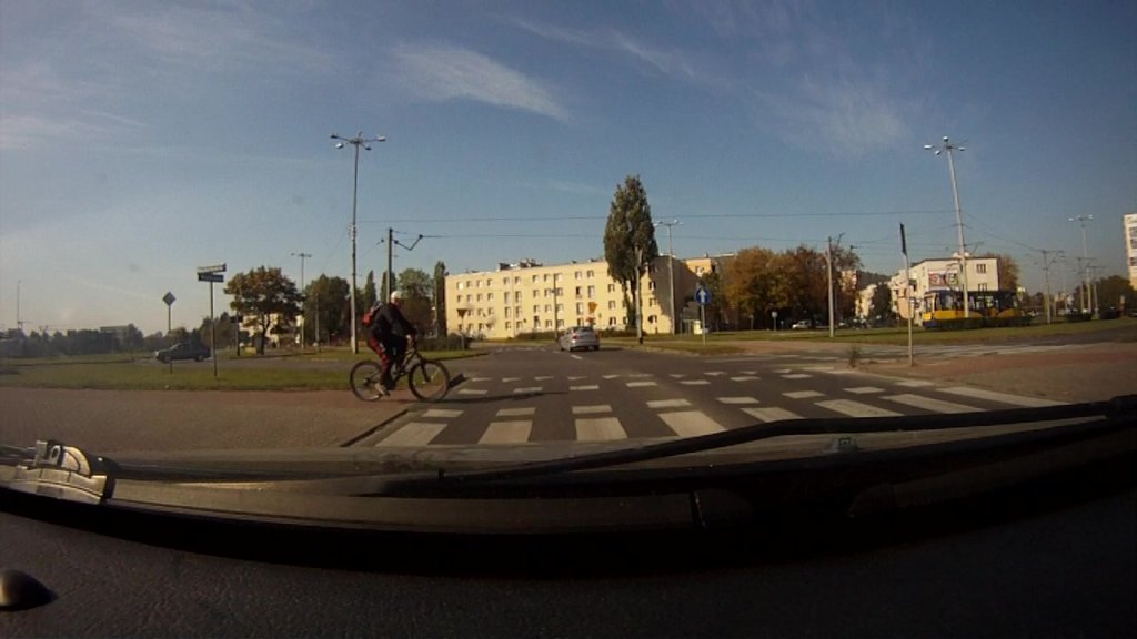 Sytuacja drogowa do pytania: Czy w przedstawionej sytuacji ustąpisz pierwszeństwa rowerzyście?