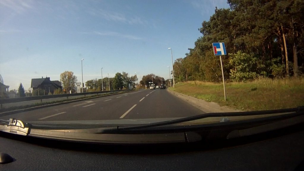 Sytuacja drogowa do pytania: Czy w przedstawionej sytuacji skręcając na najbliższym skrzyżowaniu w lewo wjedziesz na drogę bez przejazdu?