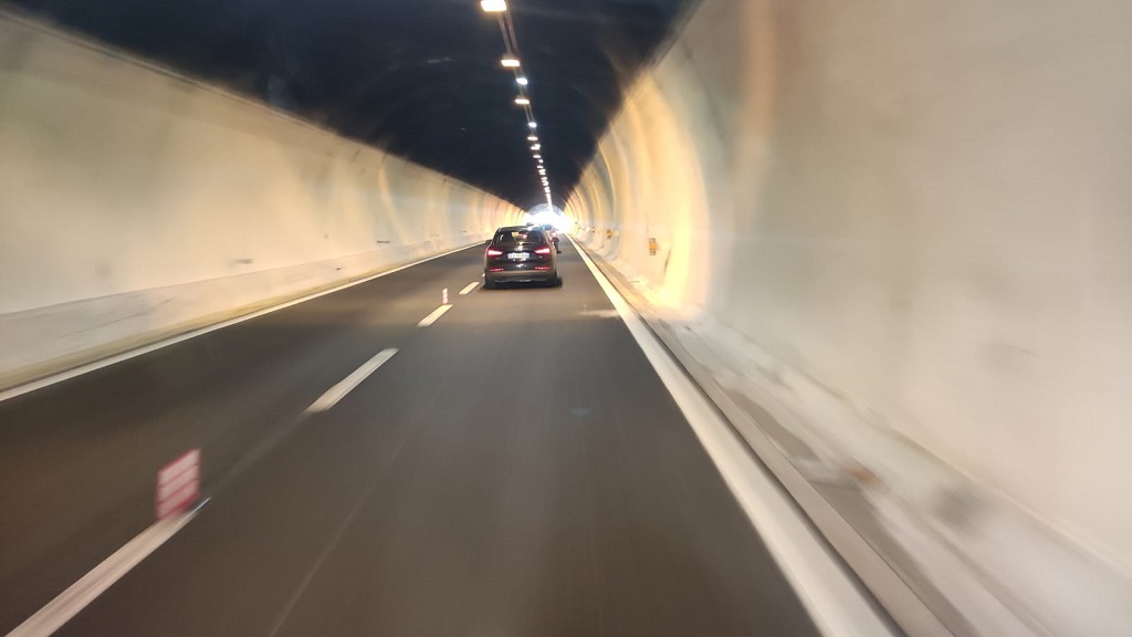 Sytuacja drogowa do pytania: Z jaką prędkością, kierując samochodem osobowym, należy poruszać się za tym pojazdem, jeżeli tunel znajduje się poza obszarem zabudowanym, a jego długość wynosi 600 m?