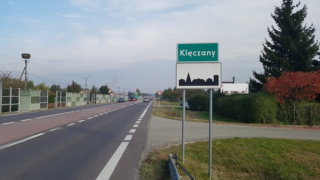Sytuacja drogowa do pytania: Jaka jest dopuszczalna prędkość samochodu osobowego z przyczepą na tak oznakowanej drodze?
