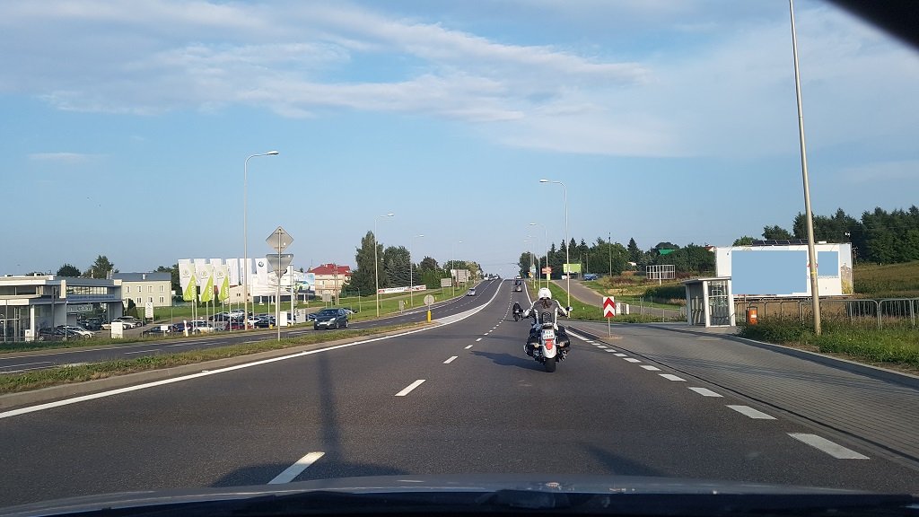 Sytuacja drogowa do pytania: Jaki odstęp od poprzedzającego pojazdu należy zachować kierując samochodem osobowym tą drogą?