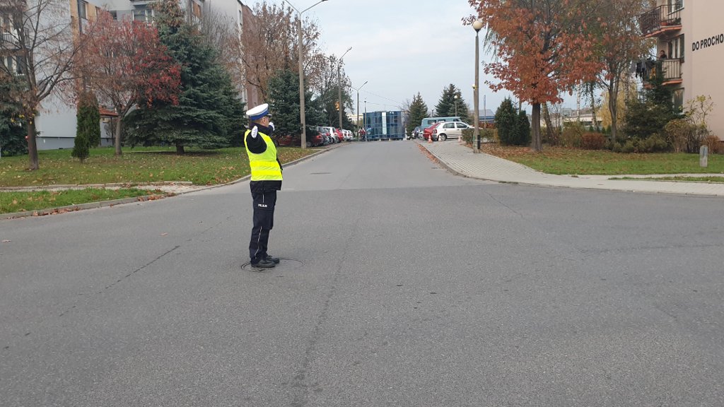 Sytuacja drogowa do pytania: Czy możesz wjechać na skrzyżowanie widząc stojącego bokiem do Ciebie policjanta?