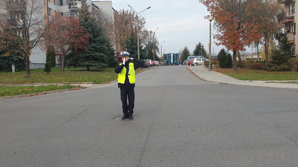 Sytuacja drogowa do pytania: Czy możesz wjechać na skrzyżowanie widząc policjanta stojącego w takiej pozycji?