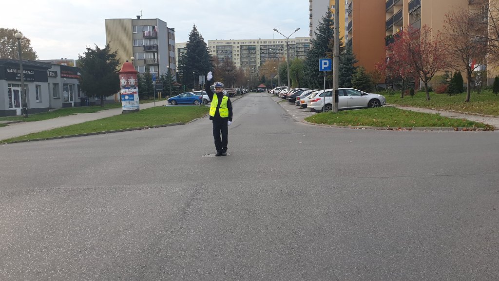 Sytuacja drogowa do pytania: Czy będziesz miał za chwilę możliwość wjazdu na skrzyżowanie, jeżeli widzisz tak stojącego policjanta?