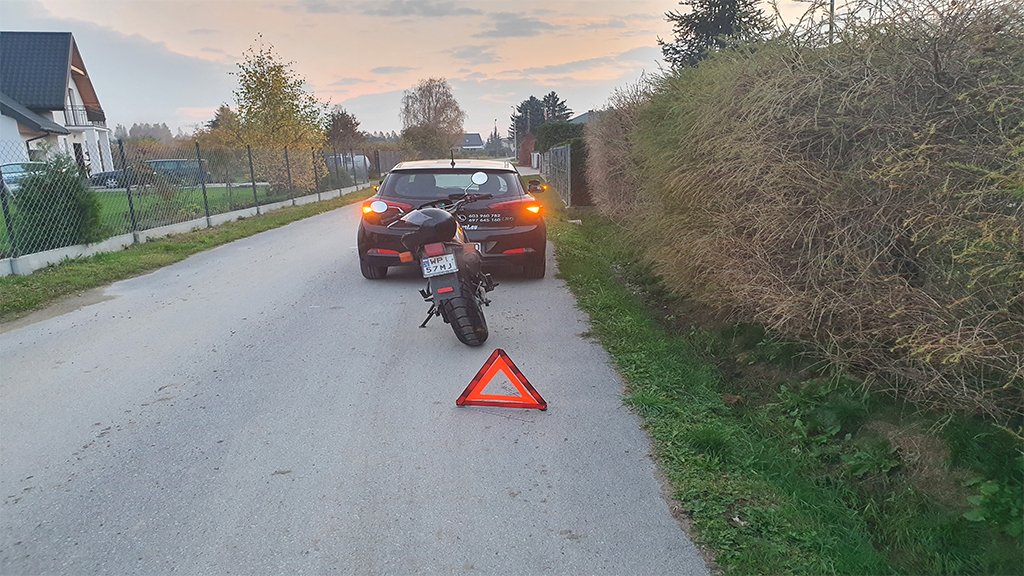 Sytuacja drogowa do pytania: Czy w obszarze zabudowanym, w miejscu, gdzie jest to zabronione, masz obowiązek sygnalizować postój pojazdu spowodowany awarią?